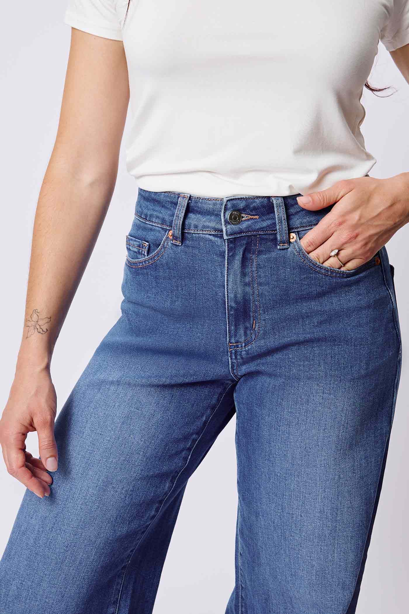 close-up of a woman wearing Aurora Jeans Blue High-Waisted Wide-Leg Jeans by Dailystory from La petite garçonne