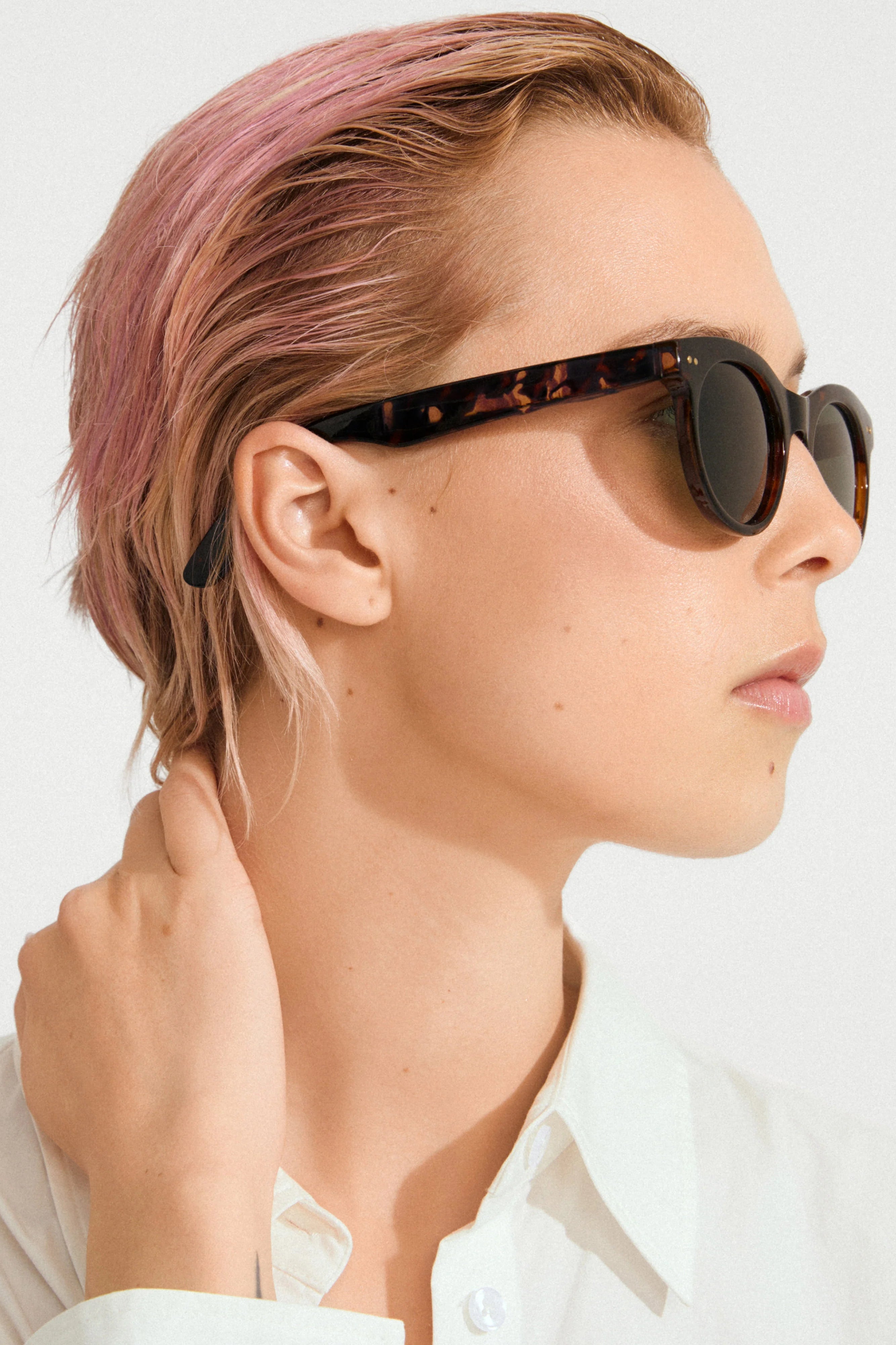 woman wearing Jelena Brown Tortoise Shell Circular Sunglasses by Pilgrim