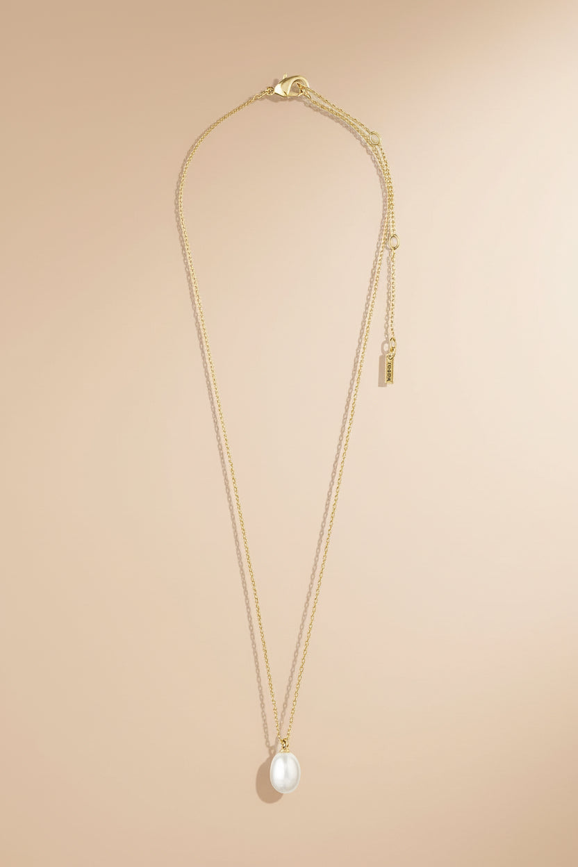 Gold necklace with a pearl pendant from Pilgrim available at la petite garçonne