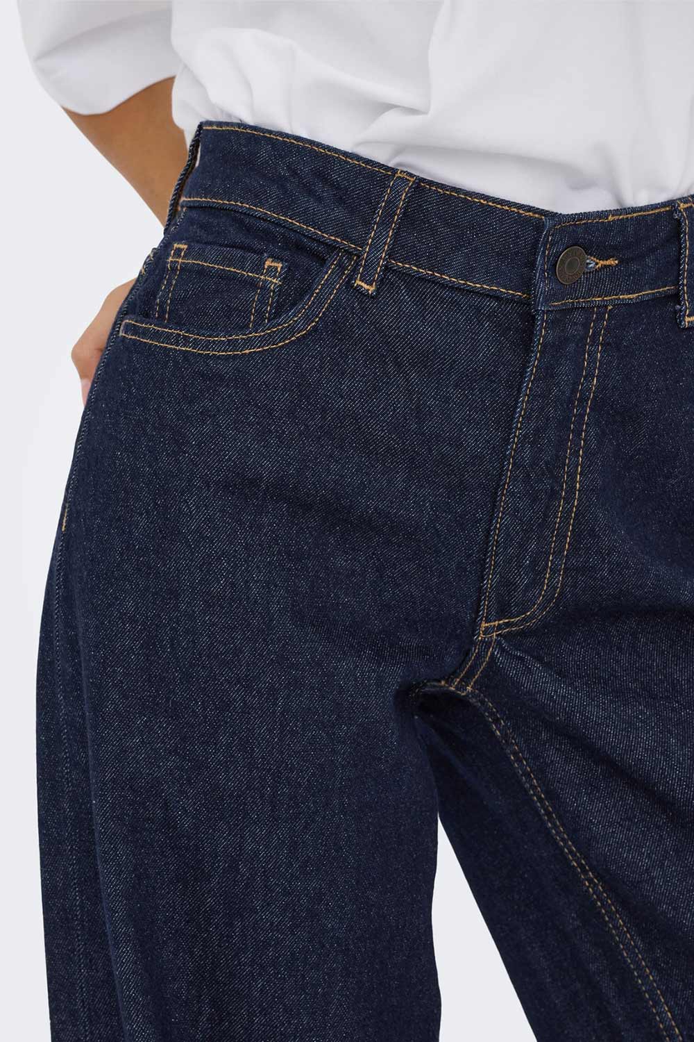 Bimthang Mid-Rise Dark Blue Denim Pants | La petite garçonne model closeup