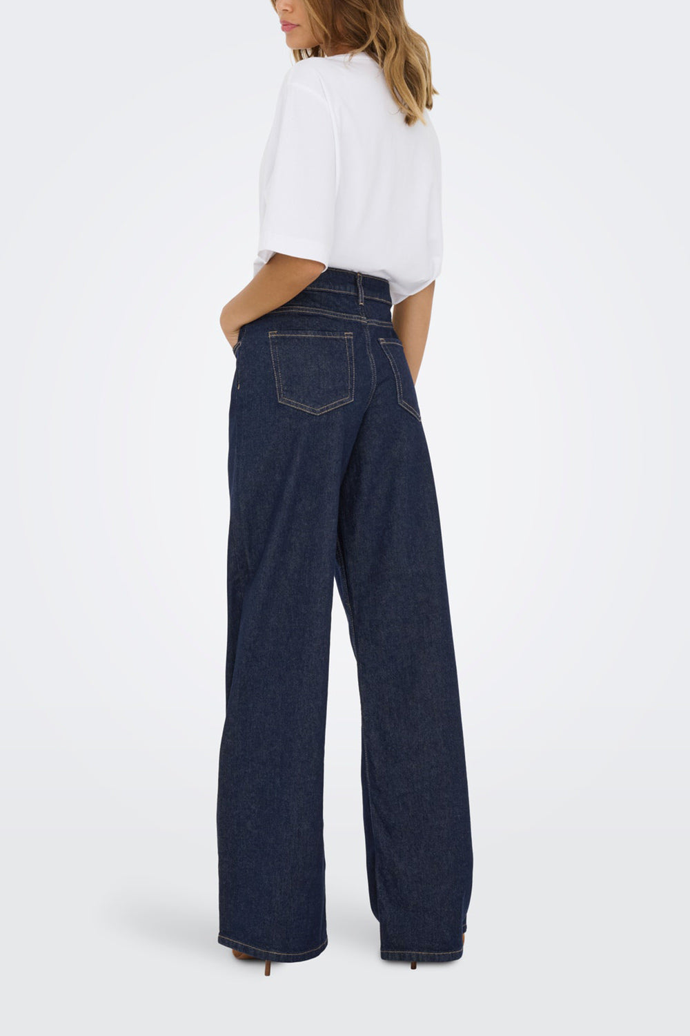 Bimthang Mid-Rise Dark Blue Denim Pants | La petite garçonne back model