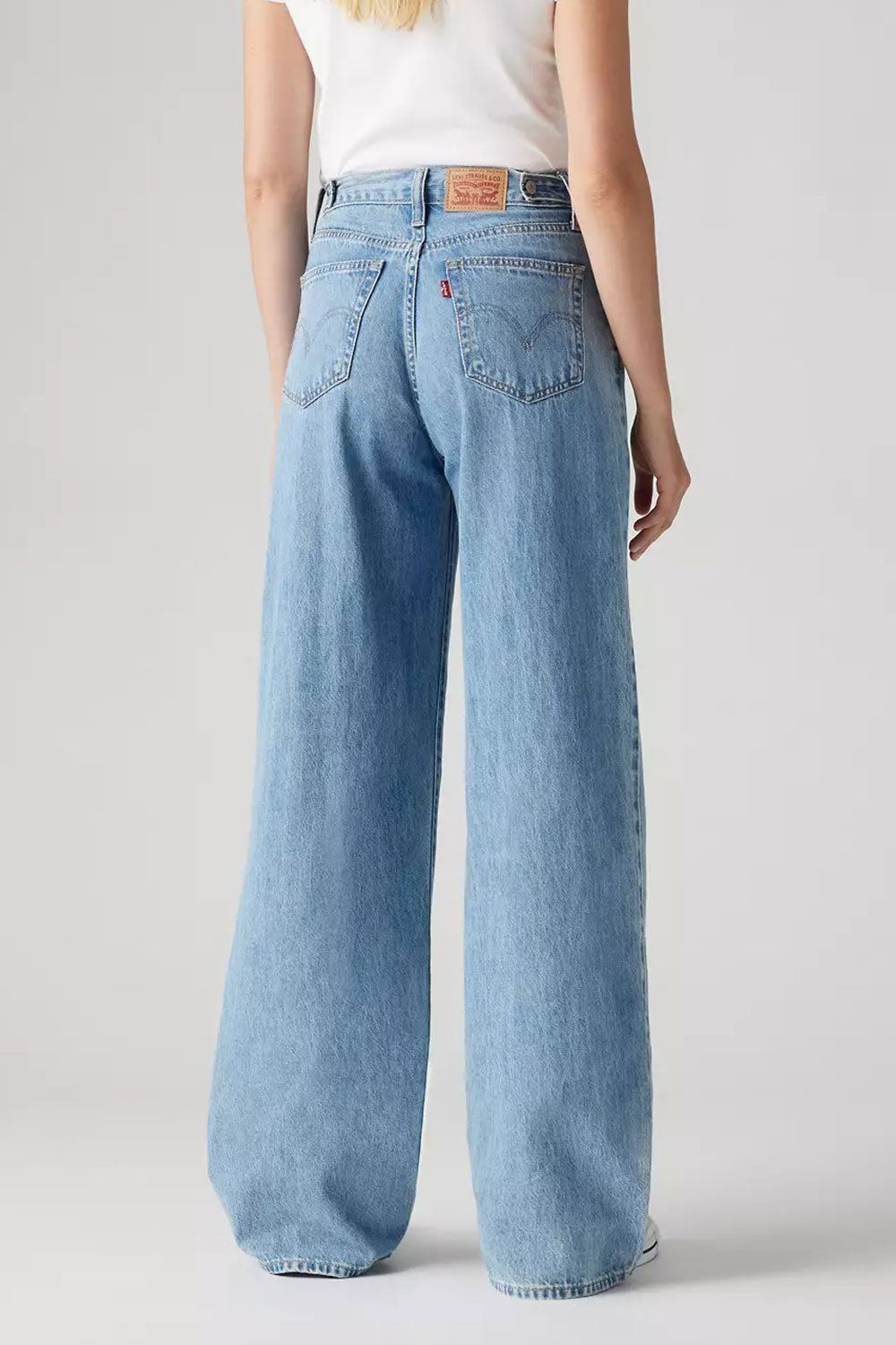 Person wearing Braga Light Wash High-Waisted backview from La petite garçonne