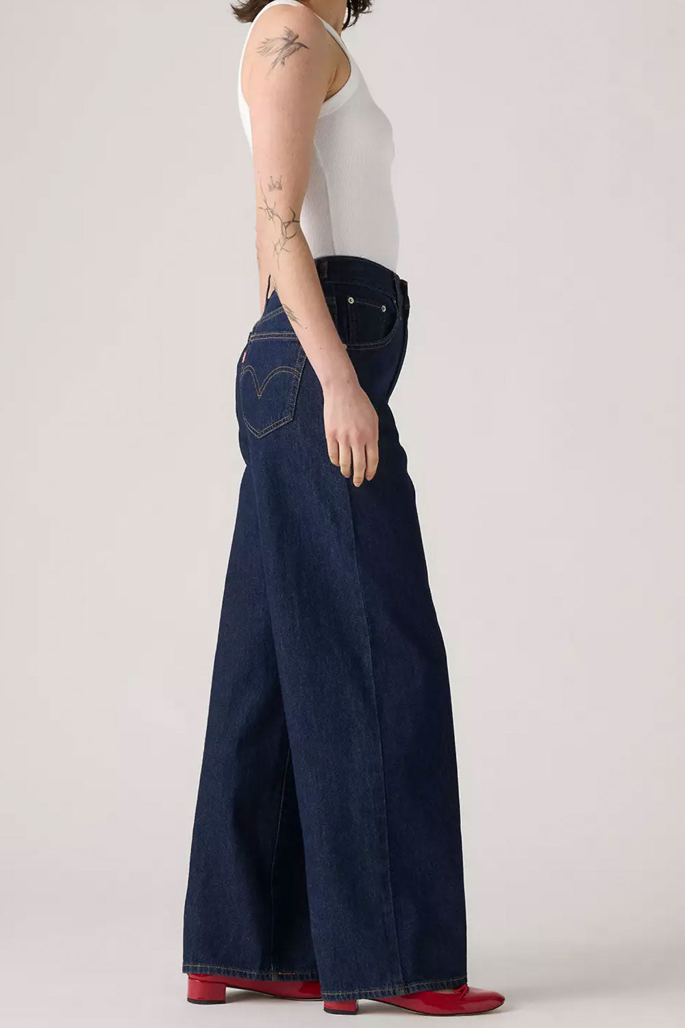 Person wearing Braga Dark Wash High-Waisted profile from La petite garçonne