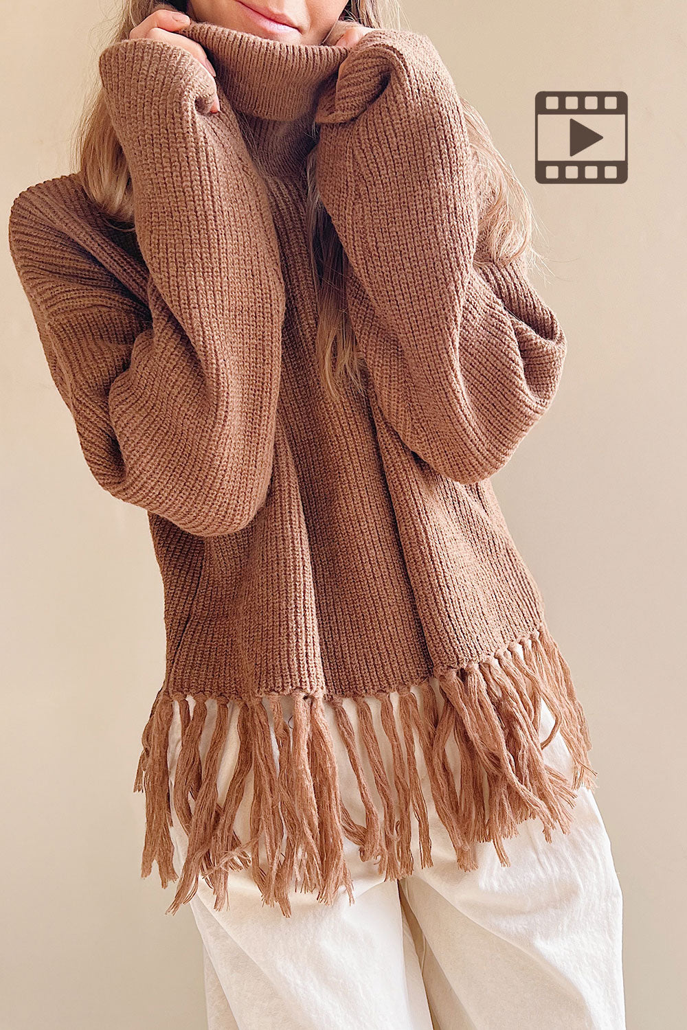 Video Sauzon Caramel Oversized Turtleneck Sweater with Fringes from La petite garçonne sleeve