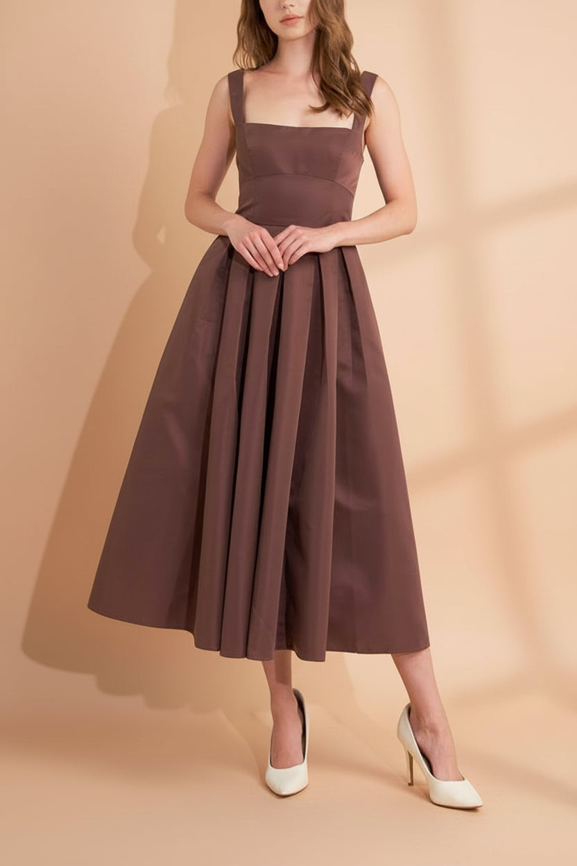 Edwina | Robe Brune Midi avec Jupe à Plis et Dos Échancré