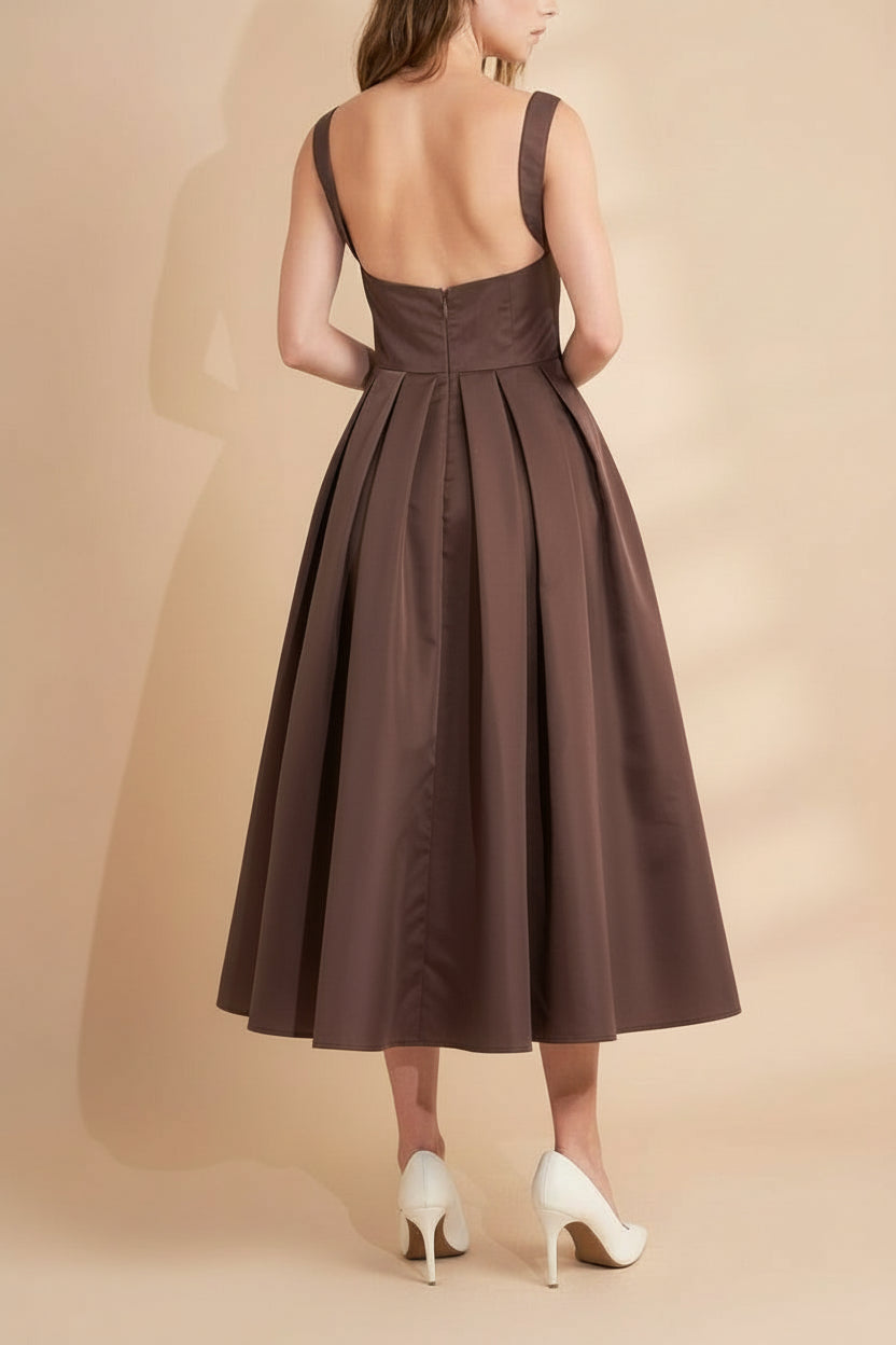 Brown dress Edwina worn back view by a model on a beige background