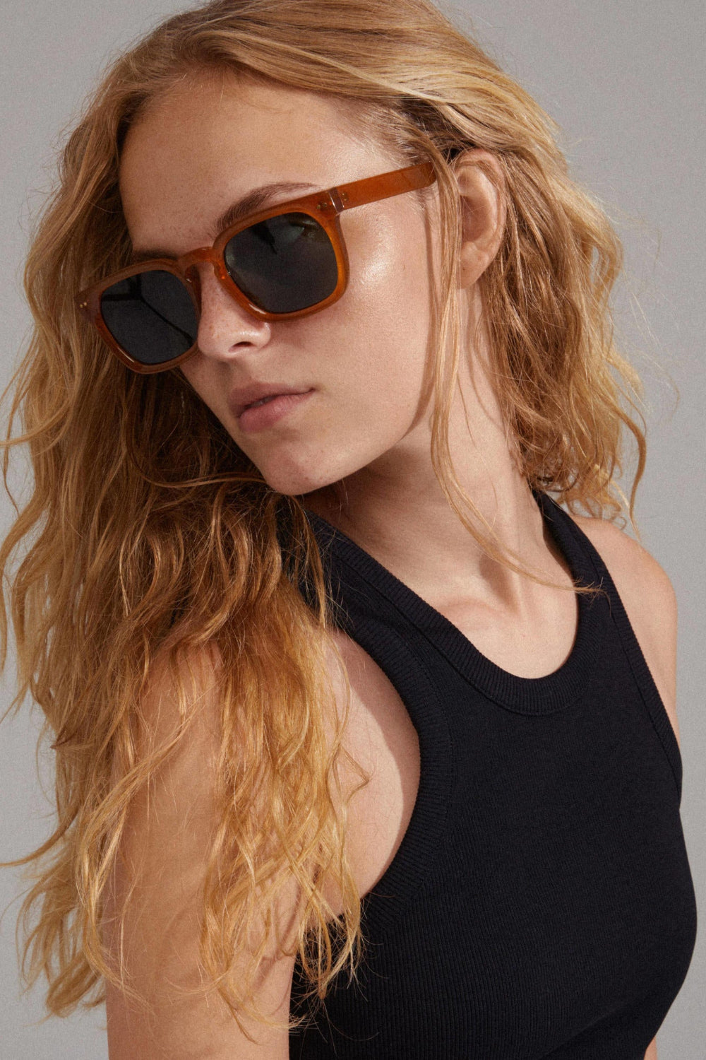 Woman wearing the Elettra Sunglasses with brown frame from Pilgrim available at la petite garçonne