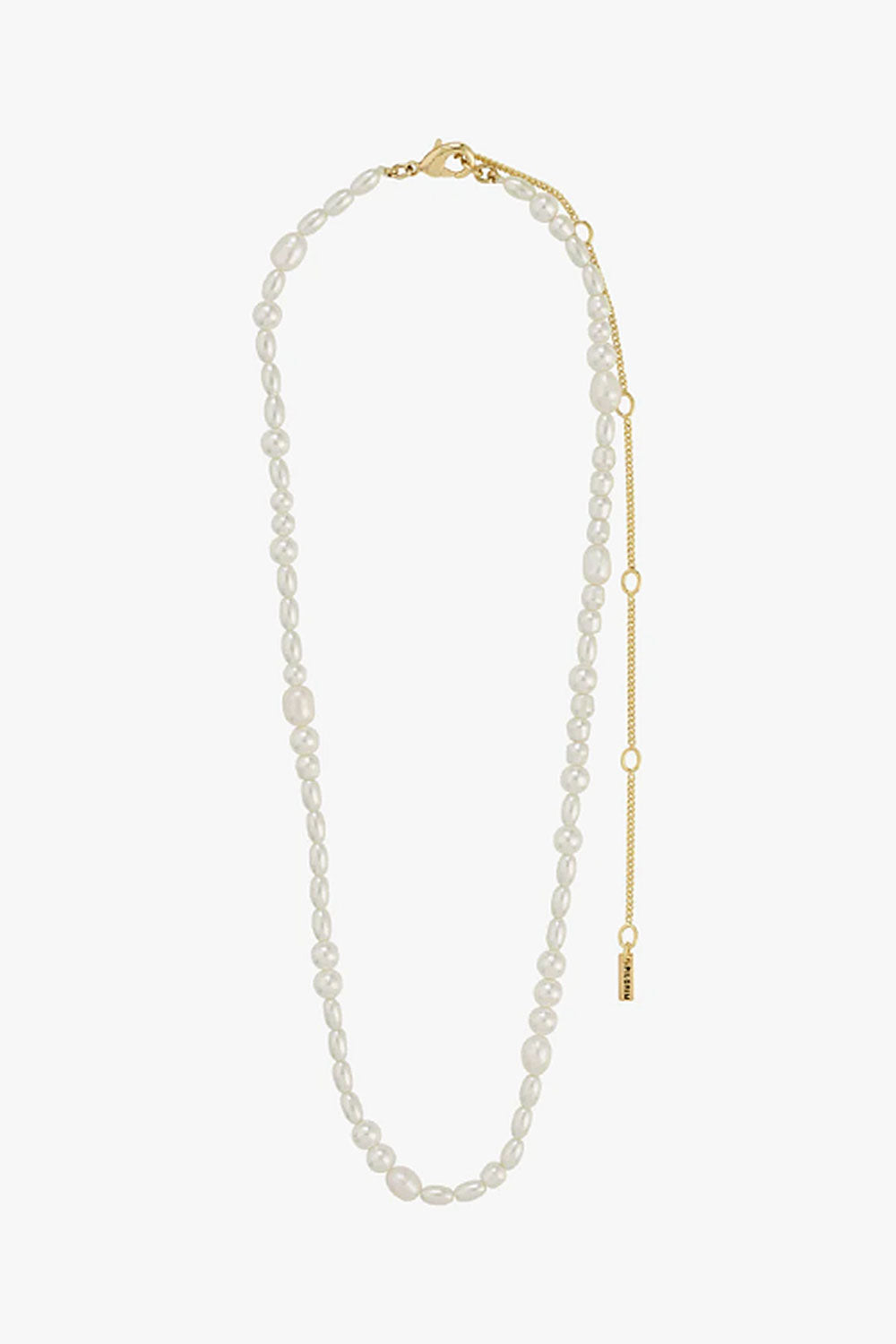Pearl necklace ELLIANA-GOLD by Pilgrim with a gold clasp on a white background