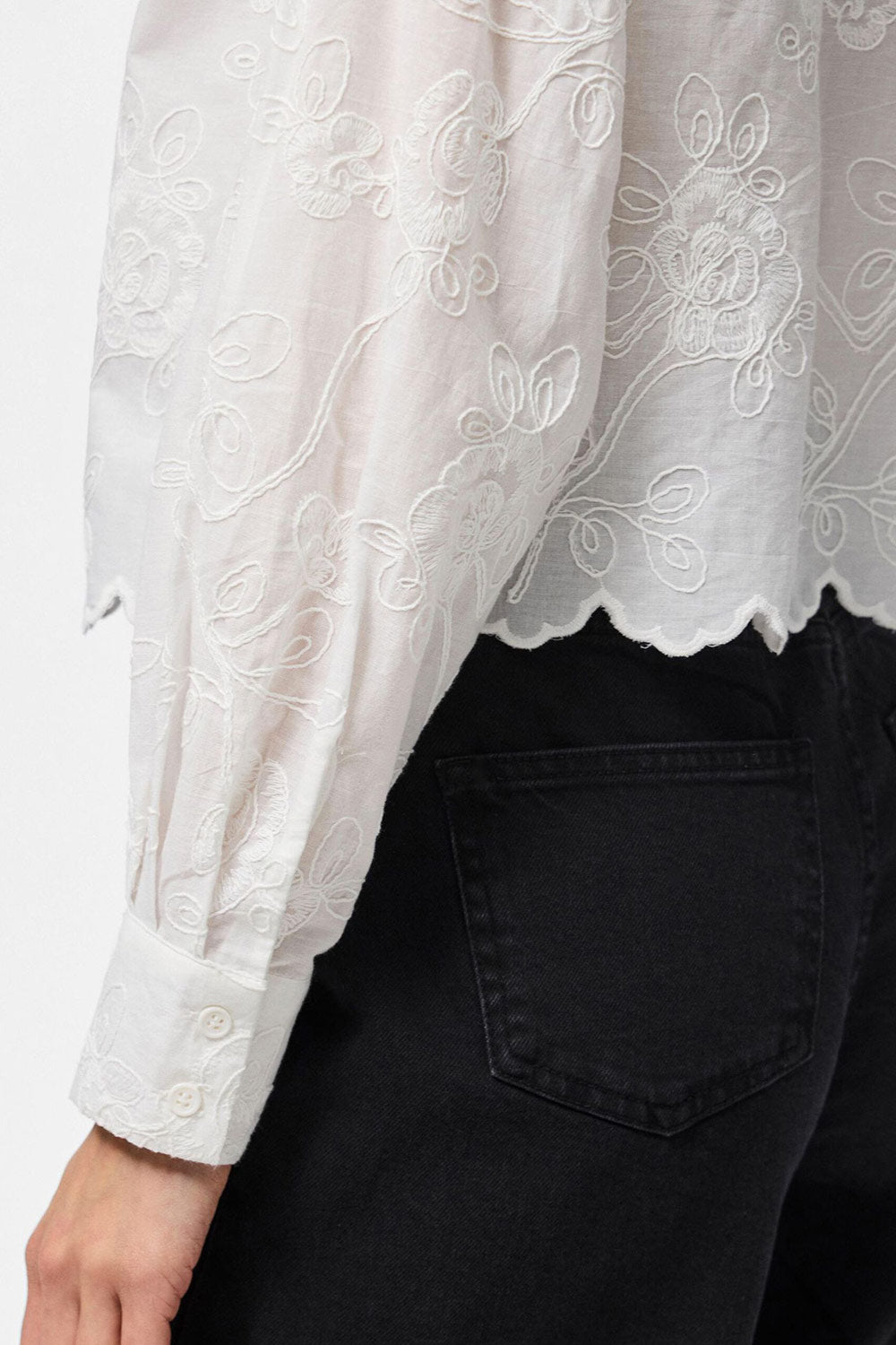 Evans Embroidered White Blouse with Scalloped Hem | La petite garçonne sleeve model