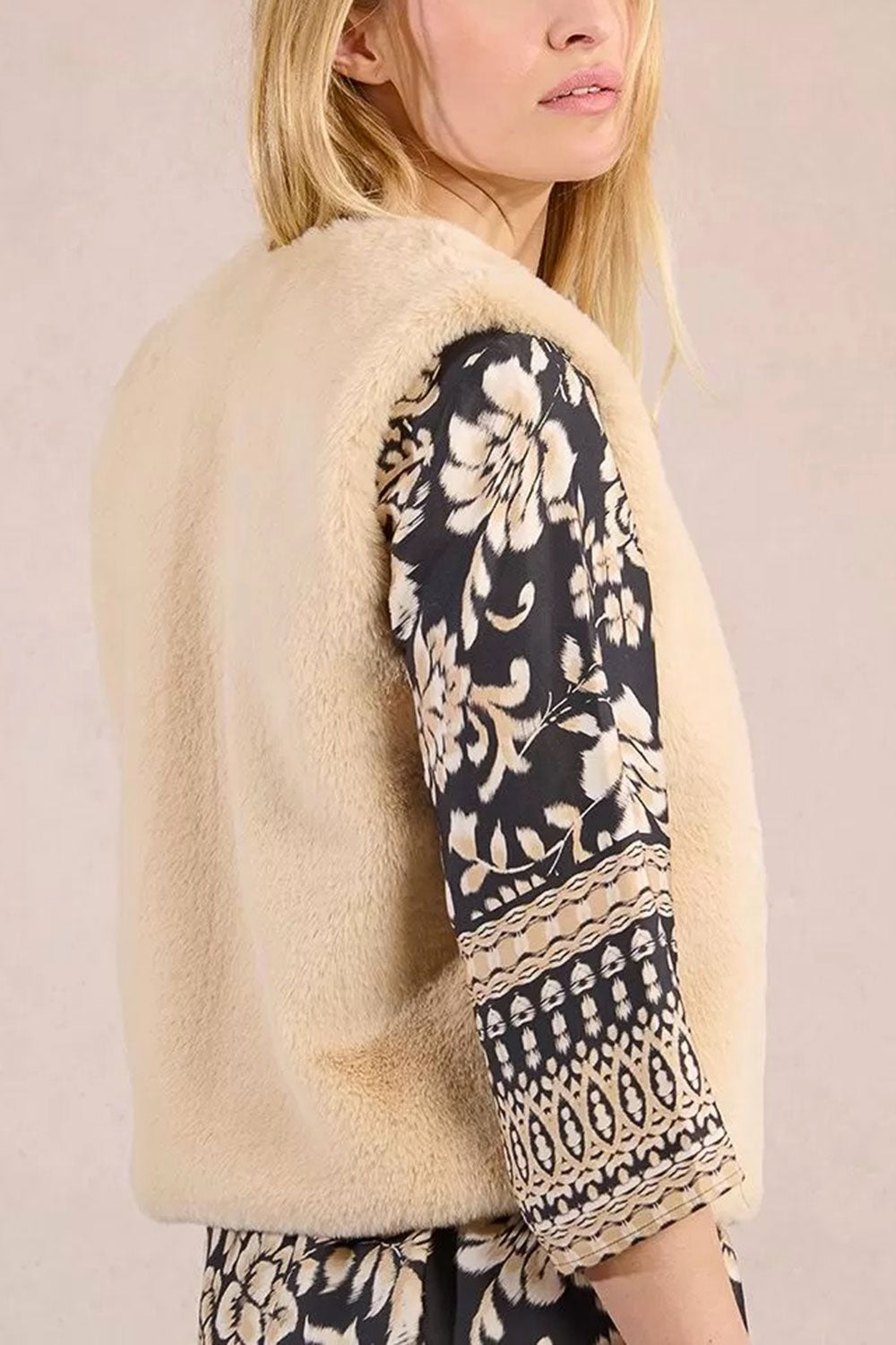 Guadaira Beige Faux Fur Sleeveless Vest | La petite garçonne side model