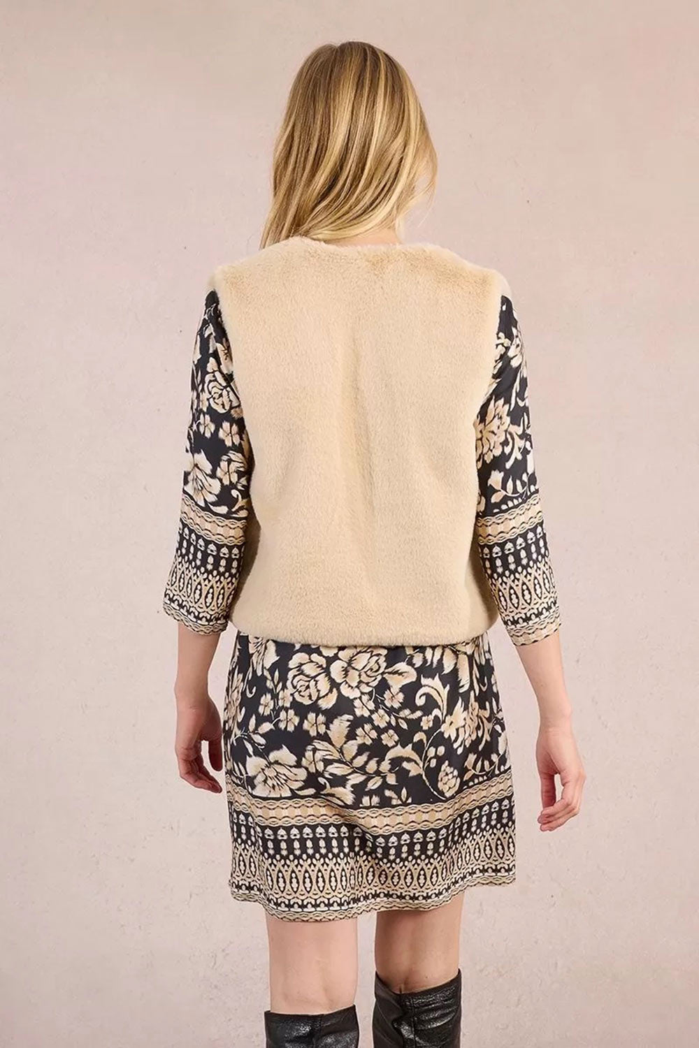 Guadaira Beige Faux Fur Sleeveless Vest | La petite garçonne back model