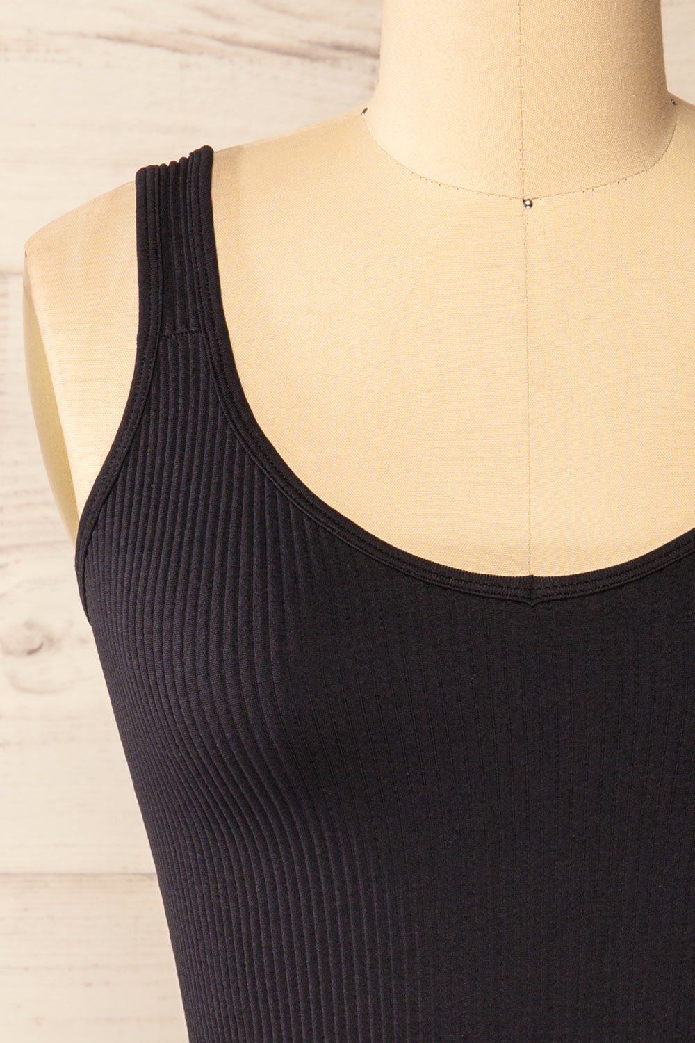 Glakail Black Cropped Ribbed Cami | La petite garçonne front close-up
