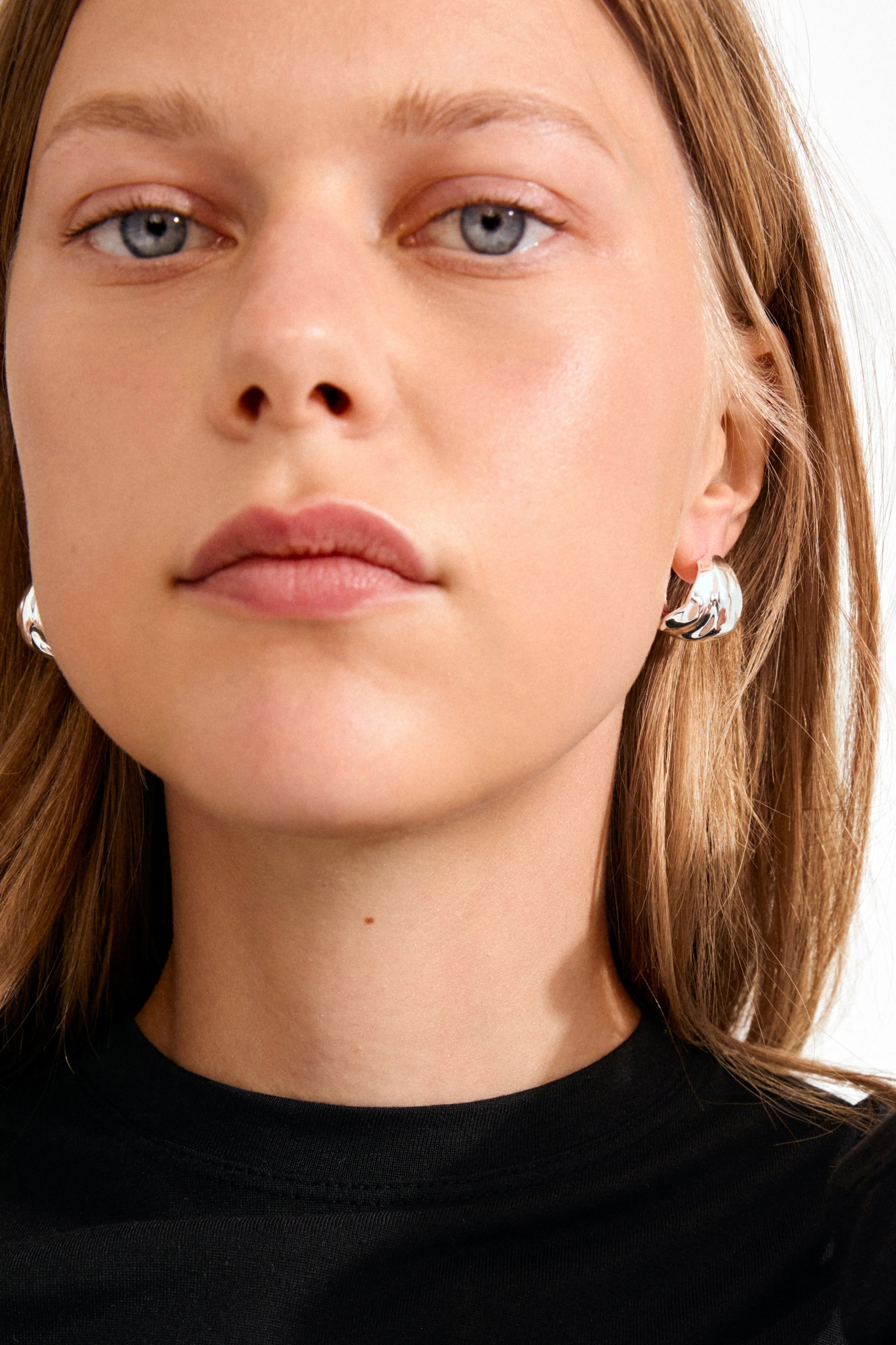 Johnnie Argent | Boucles d'Oreilles en Anneaux Ondulées par Pilgrim