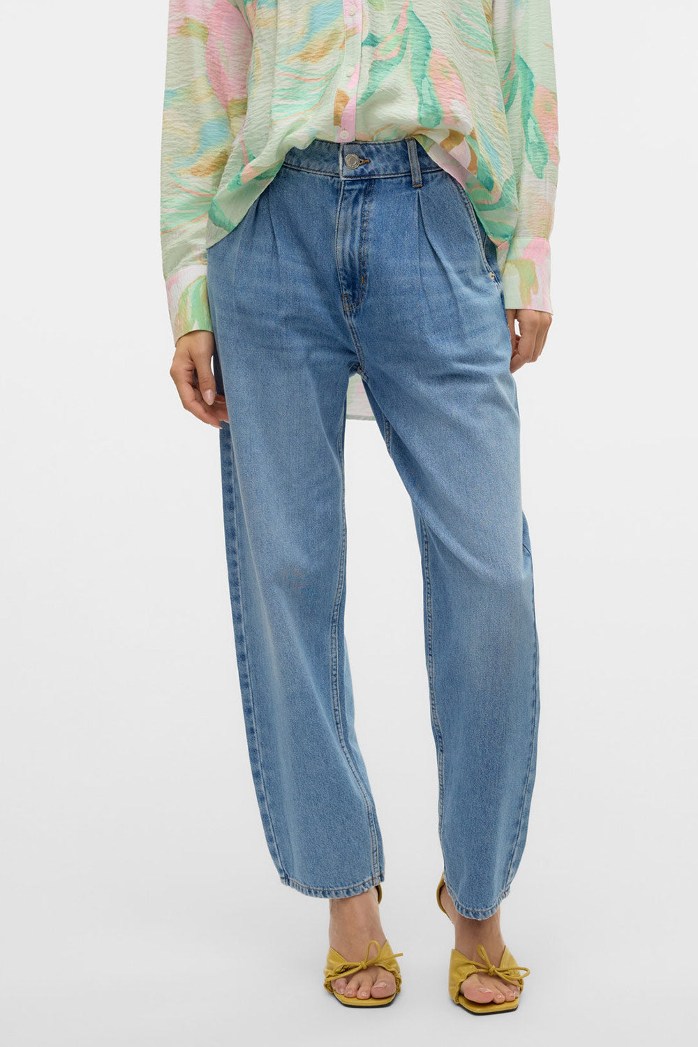 Landruk High-Waisted Straight Leg Jeans | La petite garçonne model