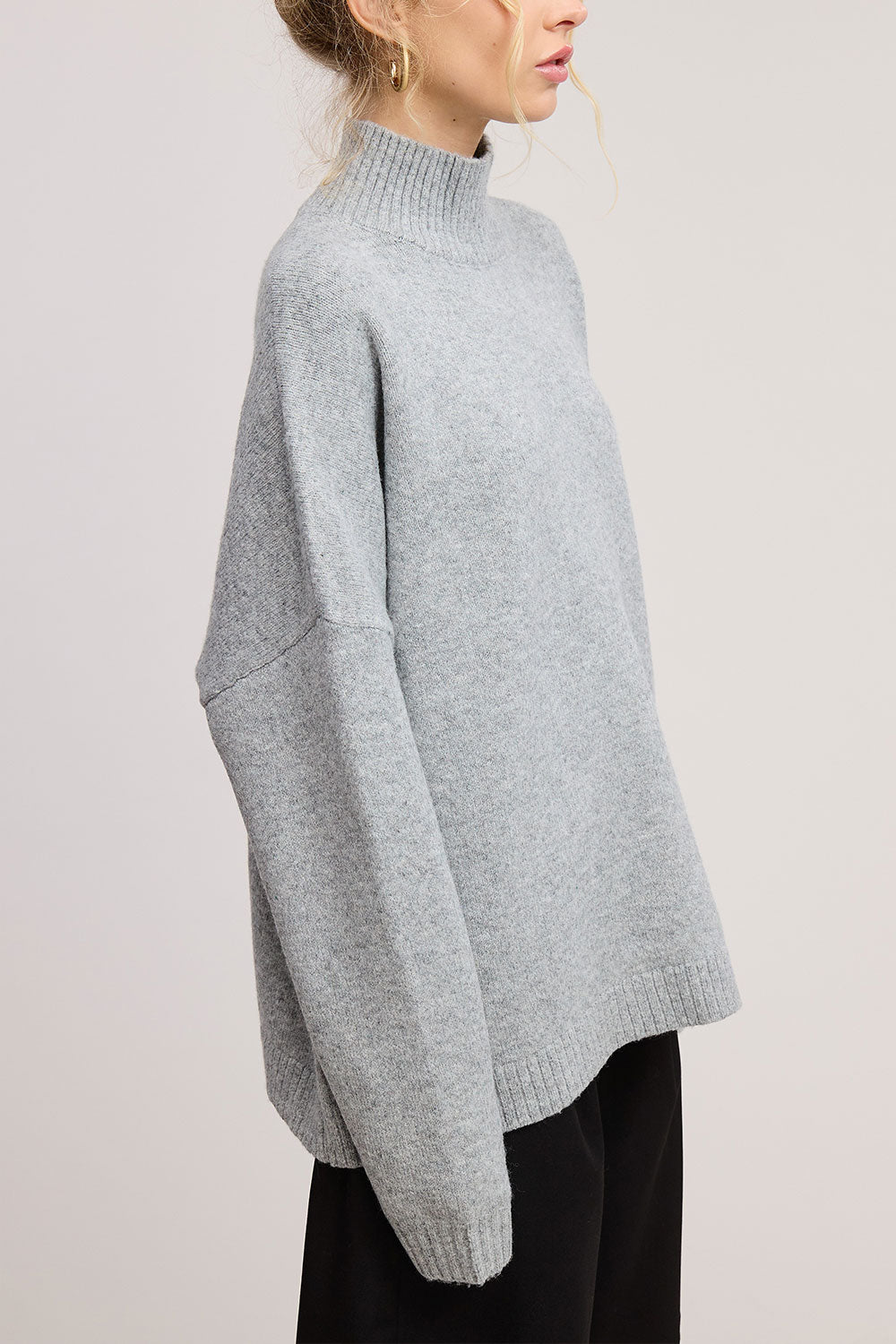 Person wearing Lander Oversized Grey Knitted Sweater from La petite garçonne sideview