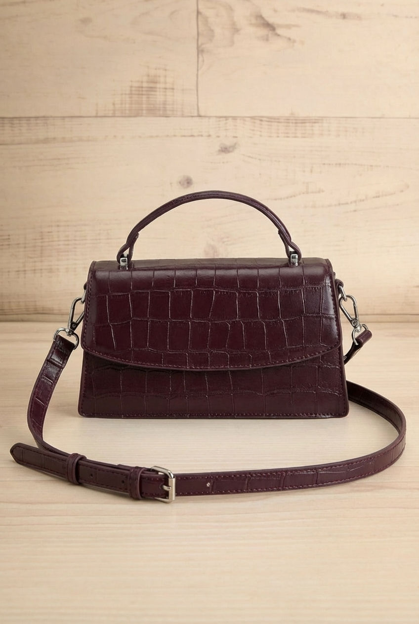 Frontview of the Snakeskin Burgundy handbag with strap named Mackay from la petite garçonne