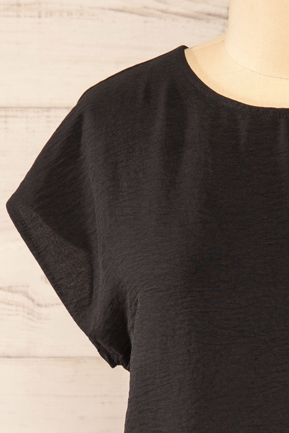 Margao Black Top w/ Wide Sleeves | La petite garçonne front close-up