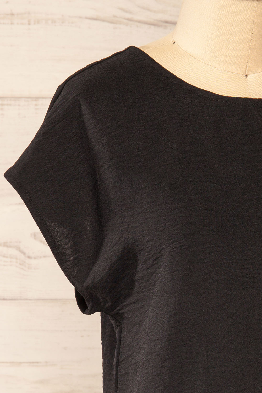 Margao Black Top w/ Wide Sleeves | La petite garçonne side close-up