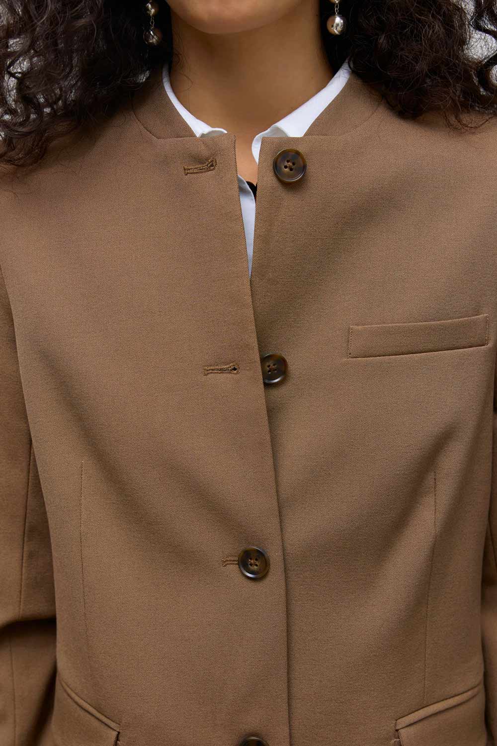Nador Brown Button-Up Blazer | La petite garçonne model details