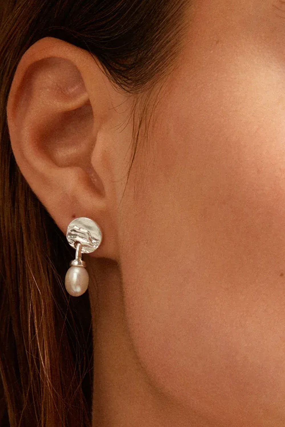 Close-up on a woman of Foshan from Pilgrim, a Silver earrings with pearl drops available at la petite garçonne in Montreal