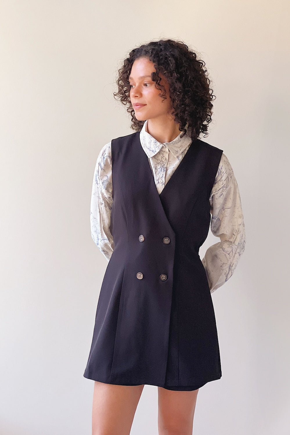 Kythrea | Blouse w/ Blue Vintage Print on model boutique 1861