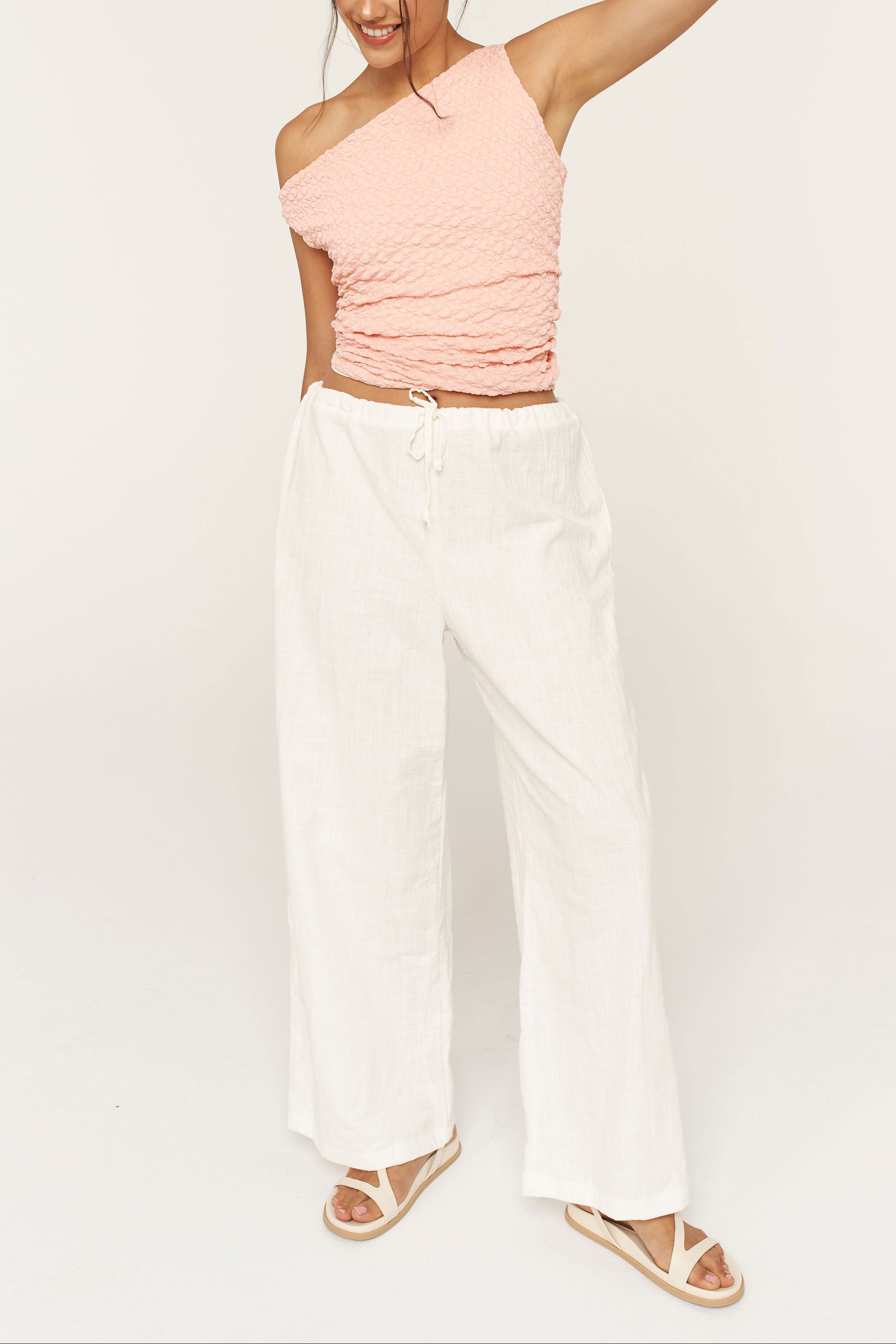 Dailystory Savanah White Loose-Fitted Pants | La petite garçonne model