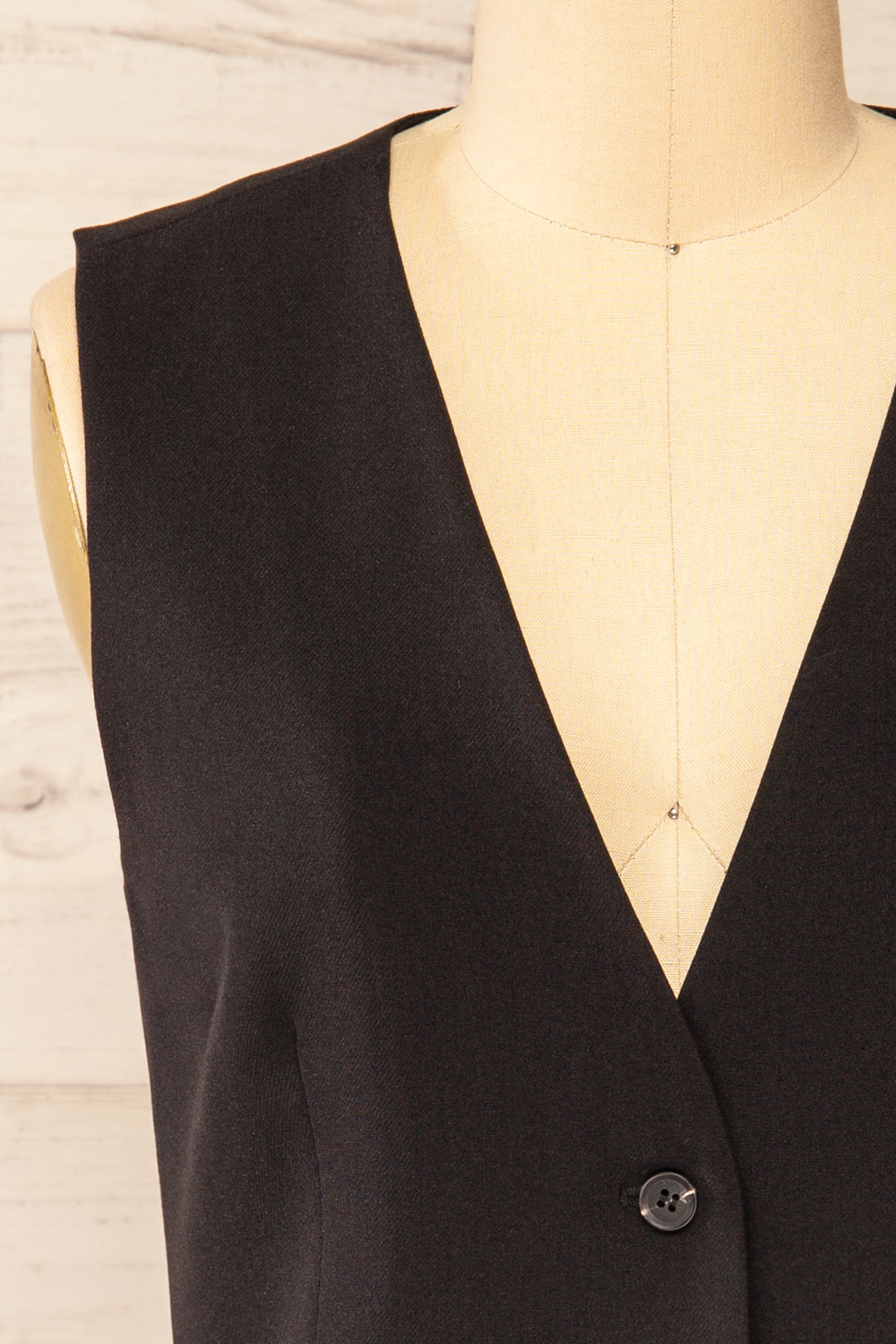 Yavne Black Sleeveless Blazer | La petite garçonne front close-up