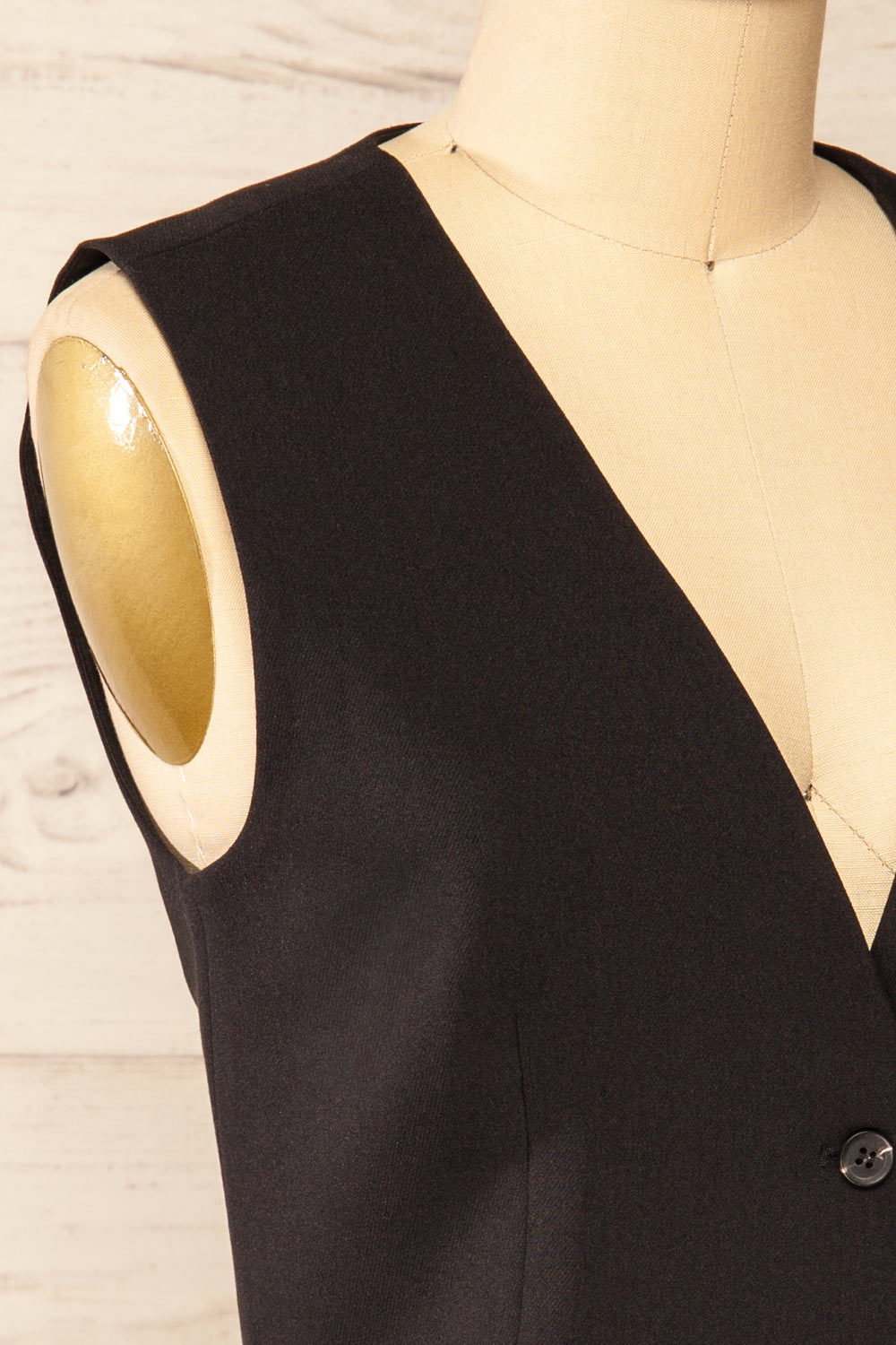 Yavne Black Sleeveless Blazer | La petite garçonne side close-up