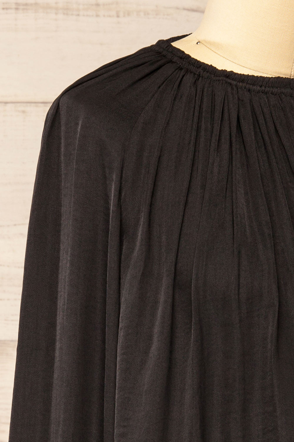 Attopu Black Flowy Blouse w/ Long Sleeves | La petite garçonne side