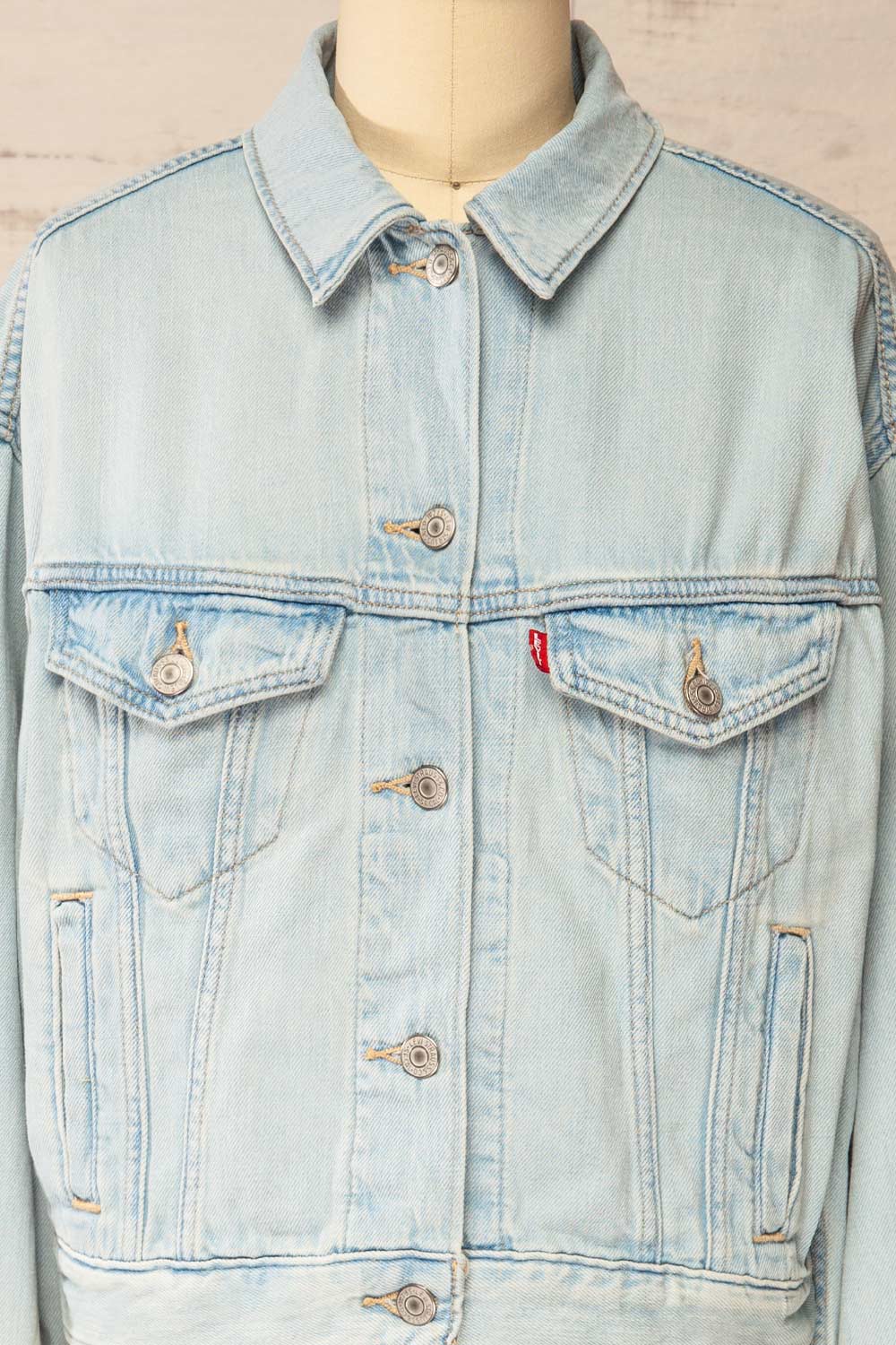 Bazar Cropped Denim Jacket with Pockets | La petite garçonne front