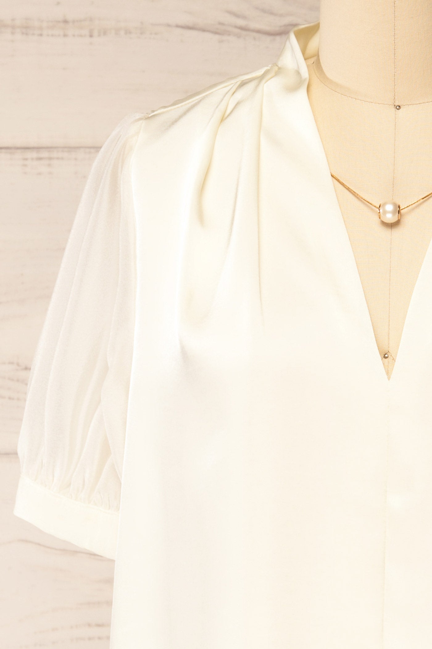 Bidar Ivoire | Blouse Satinée Plissée à Encolure en V