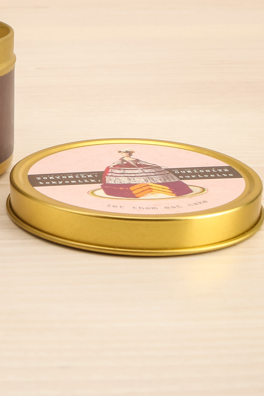 Let them Eat Cake Candle | Maison garçonne lid close-up