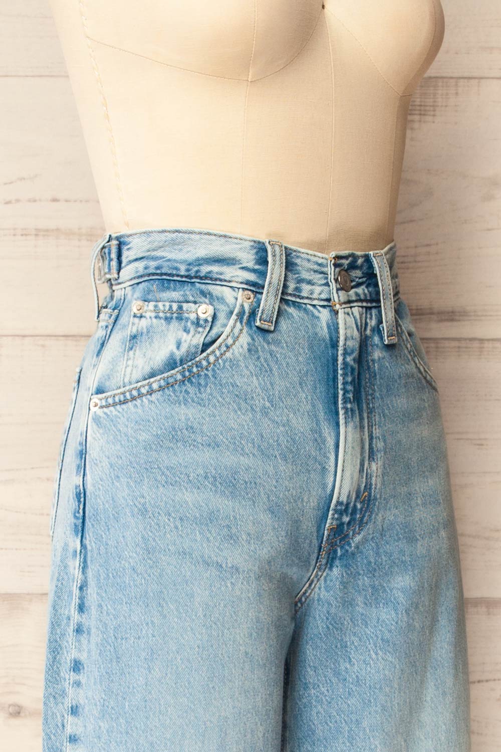 Braga Light Wash High-Waisted Baggy Jeans | La petite garçonne side