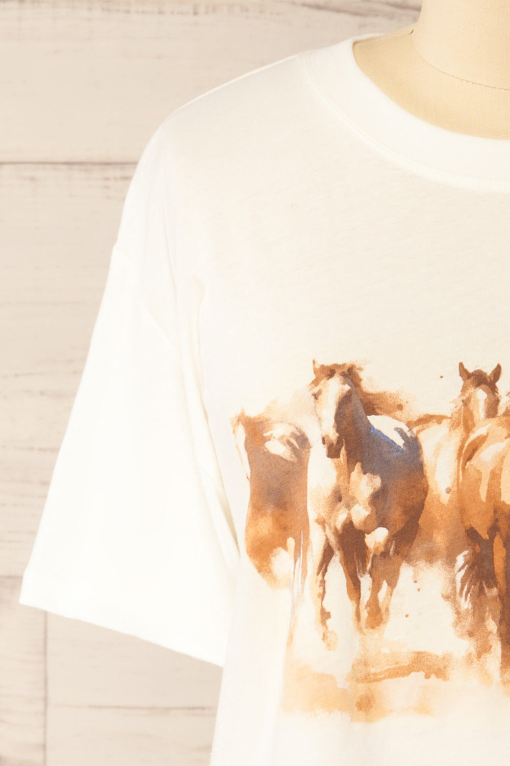 Cassino Ivory T-Shirt with Horse Print | La petite garçonne front
