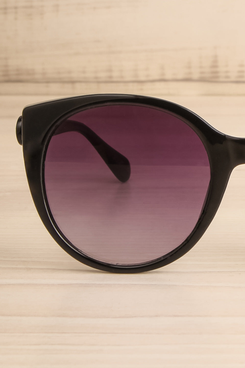 Caty Glossy Black Cat-Eye Sunglasses | La petite garçonne front close-up