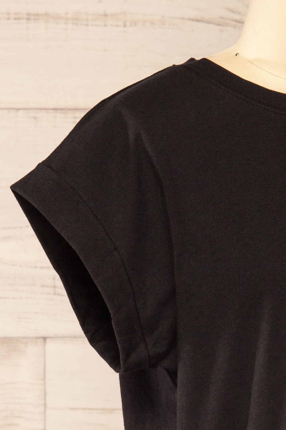 Cheddington Black Cropped T-Shirt | La petite garçonne side