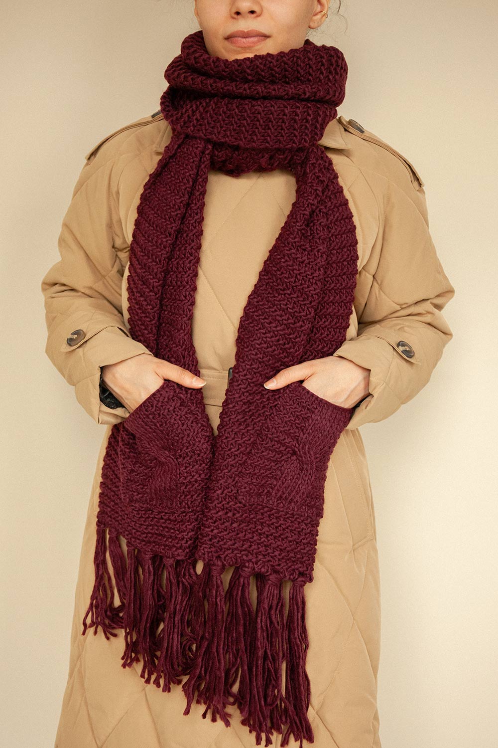 Chunkyss Beige Thick Knit Scarf w/ Pockets | La petite garçonne model burgundy