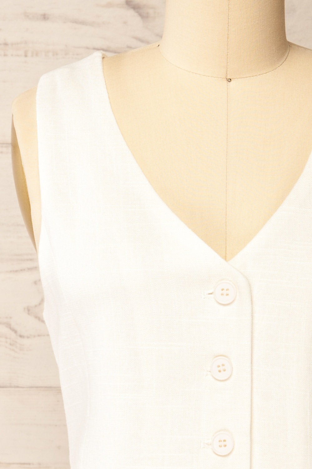 Darien Sleeveless Linen Ivory Vest | La petite garçonne front