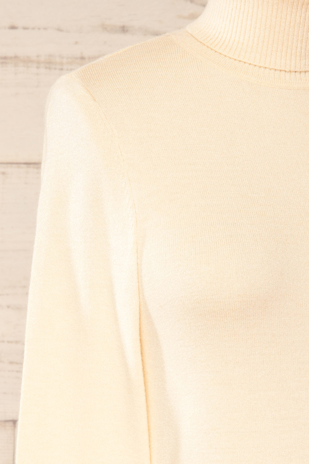 Derby Ivory Knit Turtleneck w/ Long Sleeves | La petite garçonne side close-up