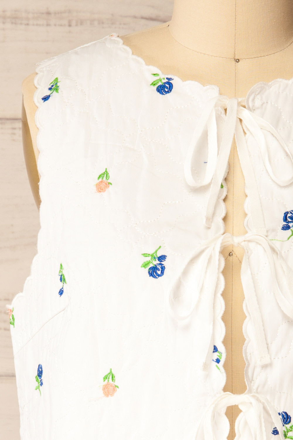 Dobhan White Floral Quilted Sleeveless Top | La petite garçonne front