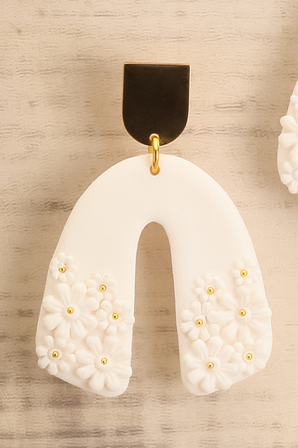 Dorothée Blanc | Boucles d'Oreilles en Forme de U avec Détails Floraux