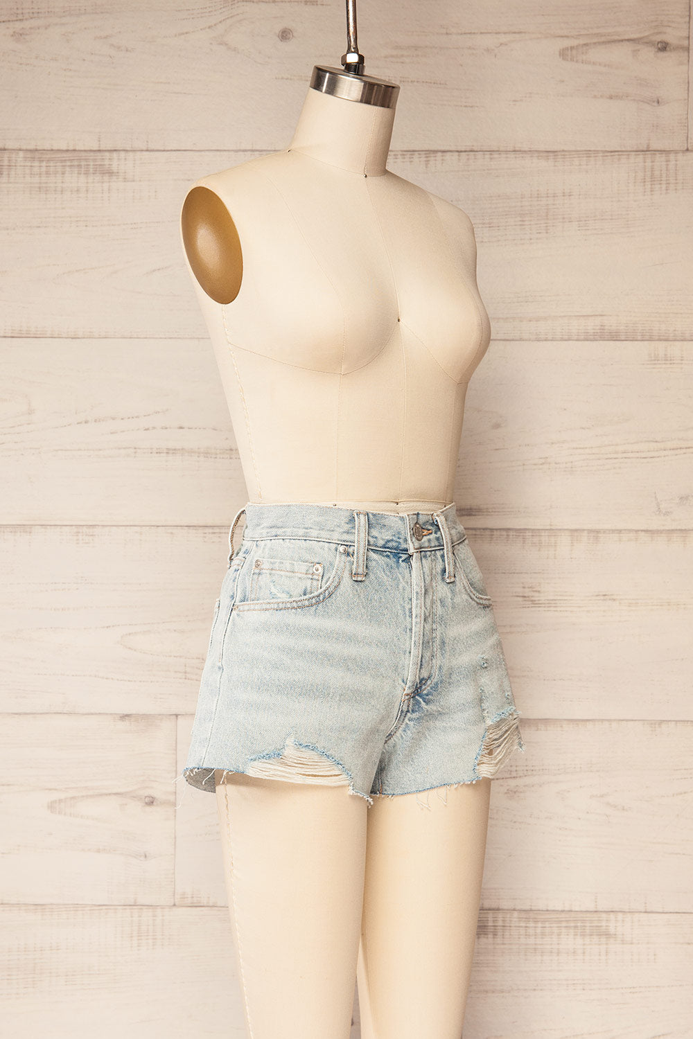 Dugla Light Wash High-Waisted Denim Shorts | La petite garçonne side view