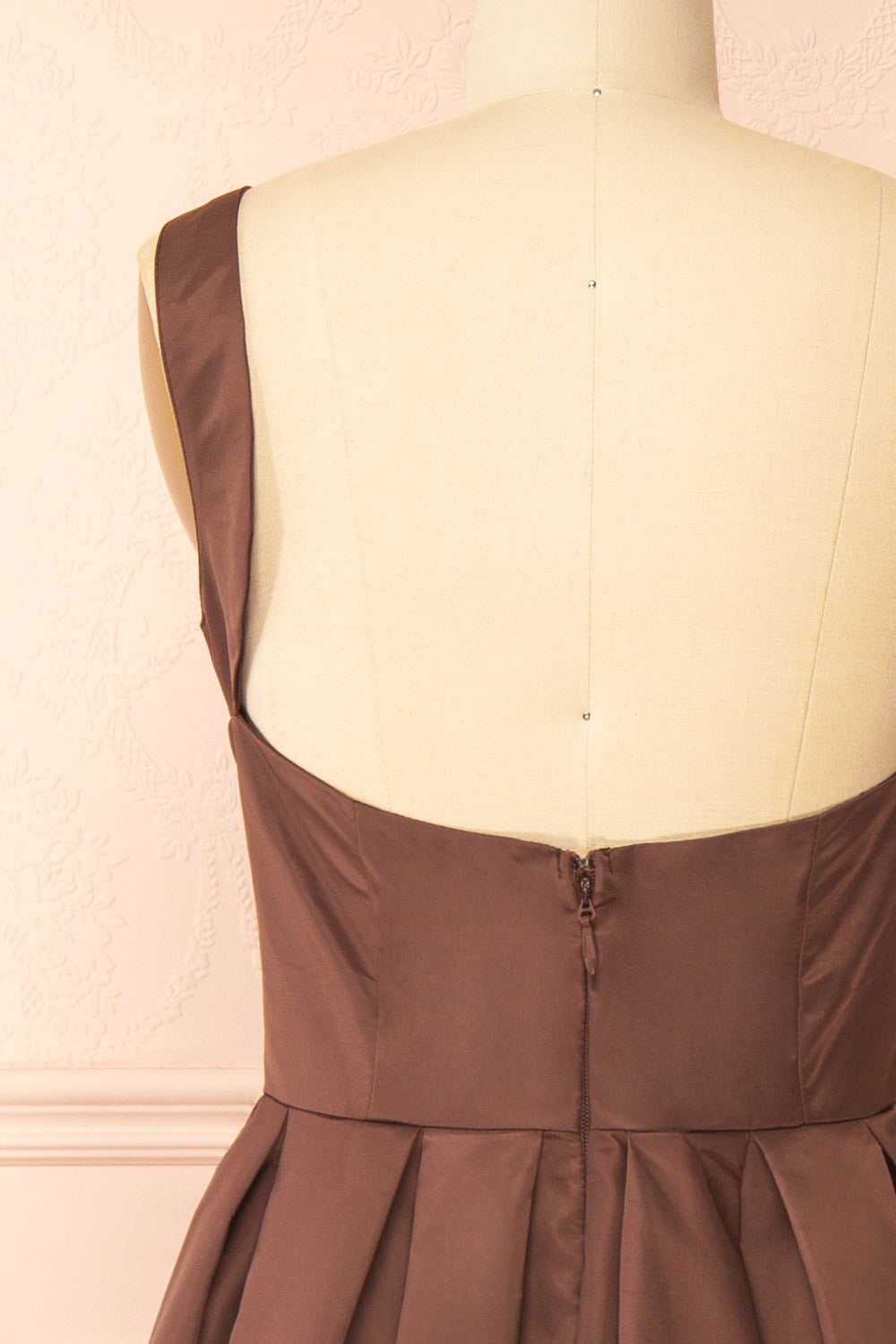 Edwina | Robe Brune Midi avec Jupe à Plis et Dos Échancré