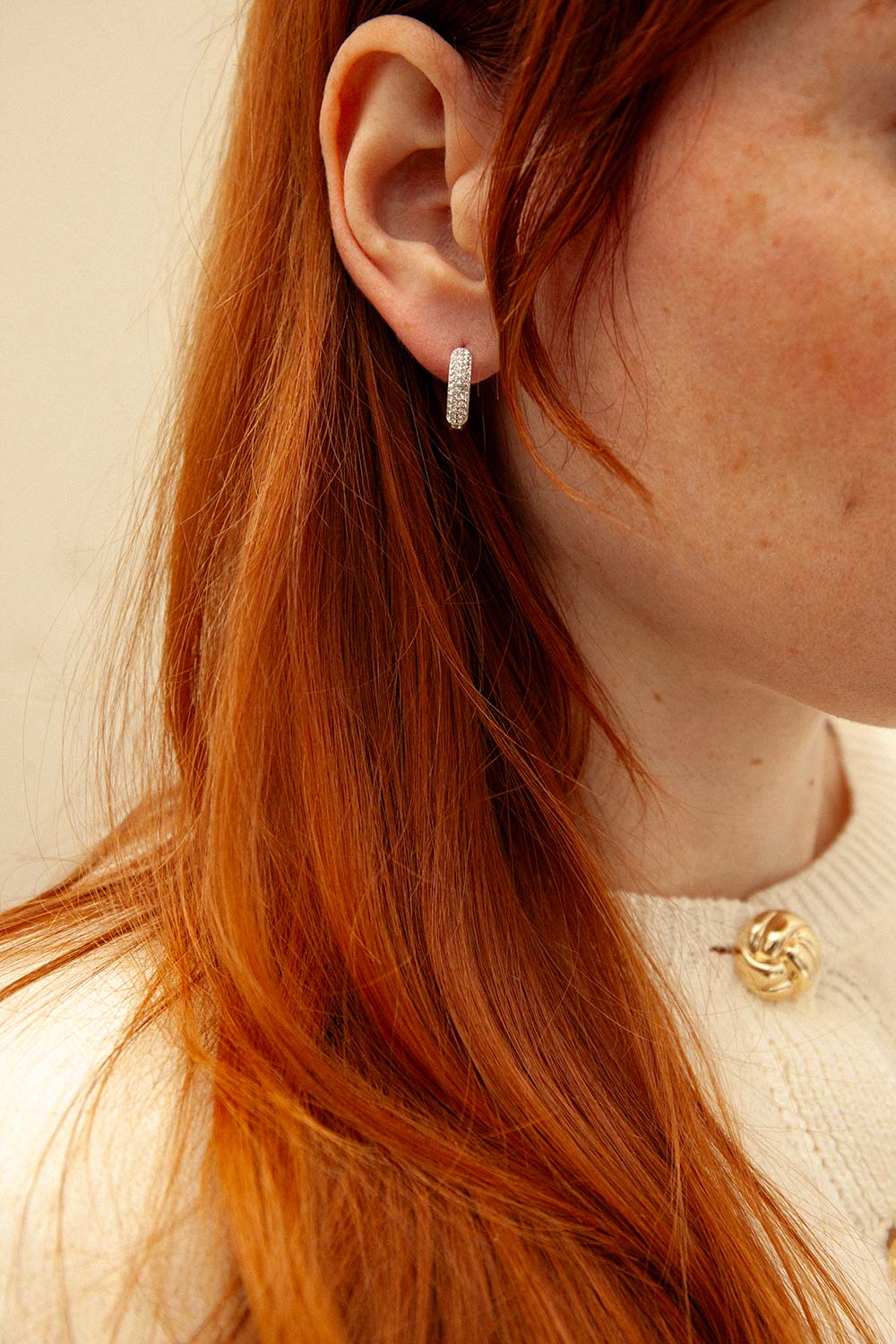woman wearing Eyllis Silver Hoop Earrings without Pearl Pendant from La petite garçonne