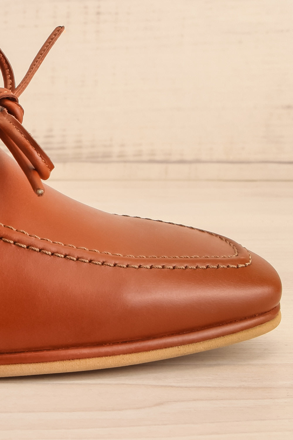 Focus Brown Bicolored Heeled Loafer | La petite garçonne side front close-up