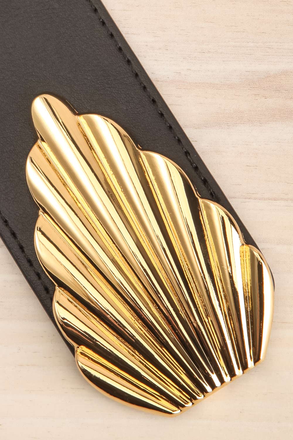 Foliaque Stretchable Black Belt w/ Gold Buckle | La petite garçonne flat close-up