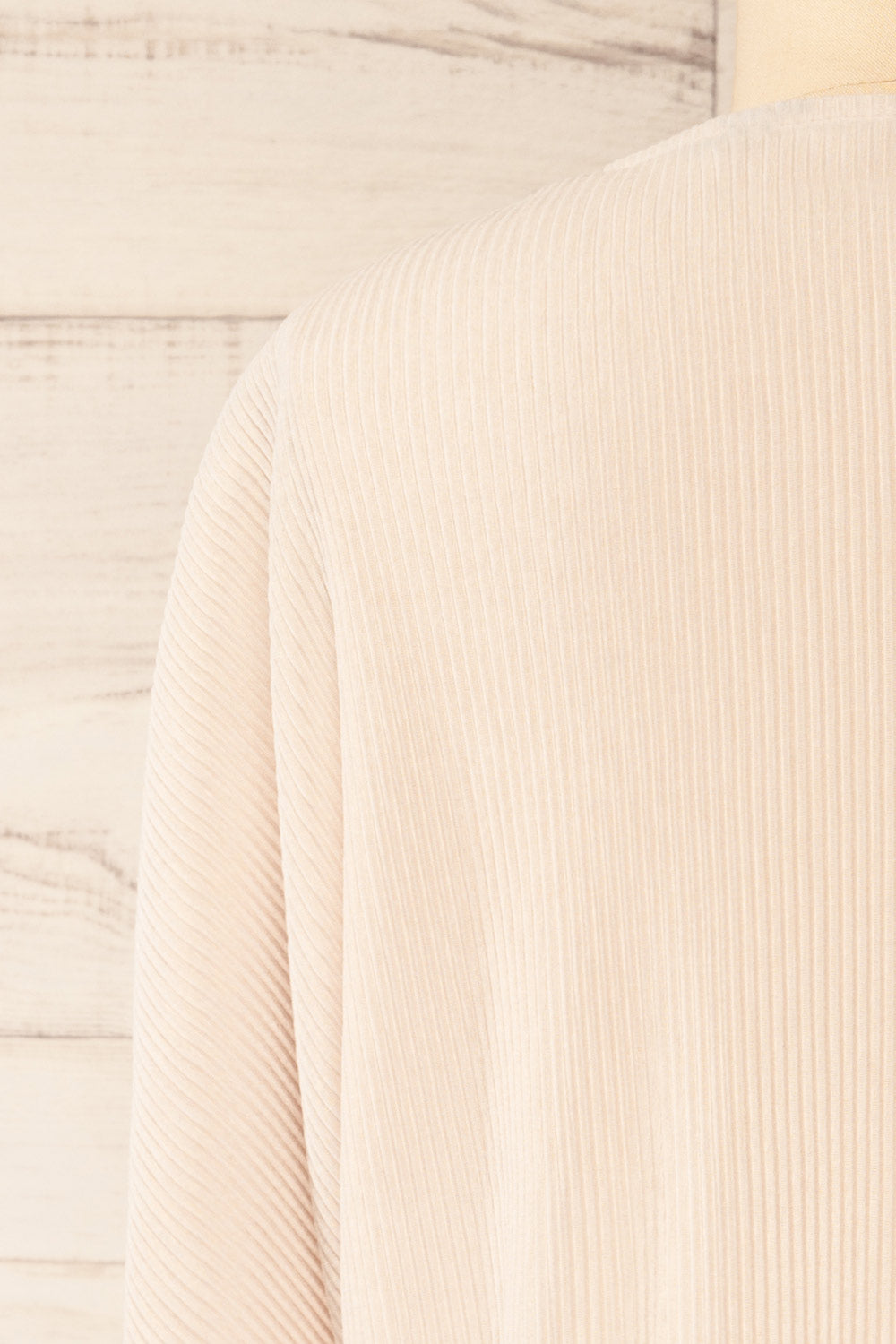 GEIA BEIGE back close-up