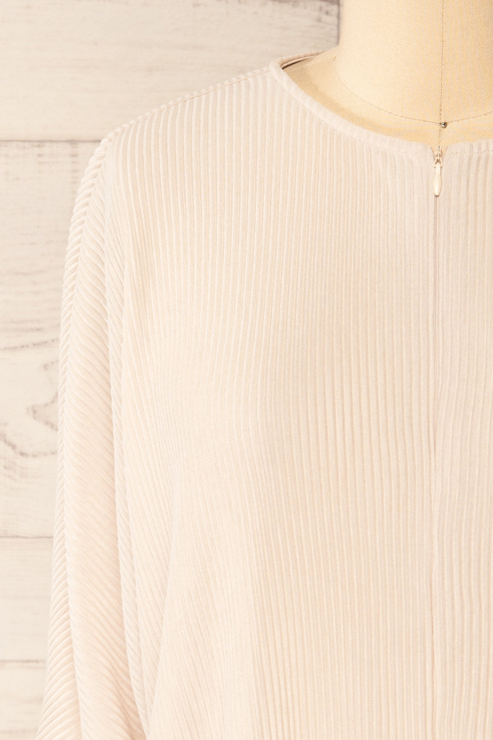 GEIA BEIGE front closed close-up