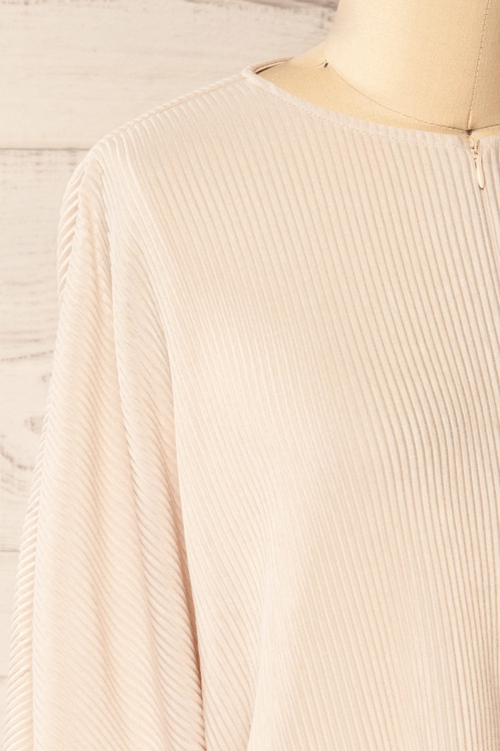 GEIA BEIGE side close-up