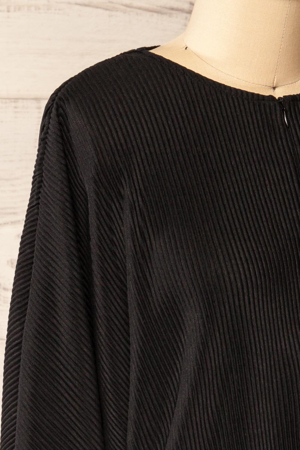 GEIA NOIR/BLACK side close-up